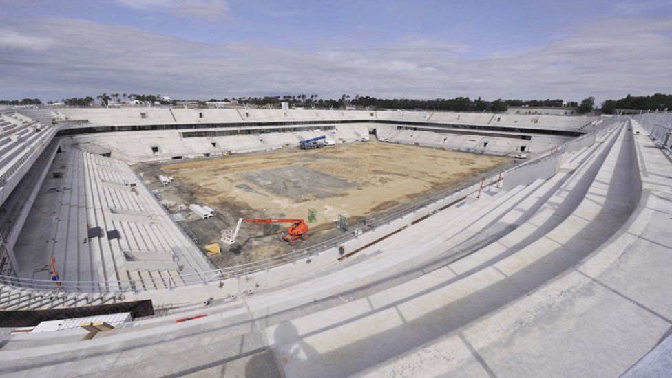 Au Mans, le stade de 25 000 places sera livré mi-novembre au club local de football, le MUC 72. Les charpentiers s'activent sur le chantier pour la mise en place de la toiture des tribunes. A la livraison, l'entreprise générale assurera l'entretien pendant 33 ans de cet ouvrage destiné au football et au rugby, mais aussi aux manifestations culturelles.
Coût de l'opération : 102 millions d'euros
Date de livraison : mi-novembre 2010
 
Fiche technique Concessionnaire exploitant : Le Mans Stadium (filiale de Vinci). Promoteur : Adim Ouest (Vinci). Maître d'?uvre : Cardete Huet architectes ; Bruno Huet, architecte. BET : MaP3 (charpente), Sigma ingénierie (gros ?uvre). Entreprises : Heulin (entreprise générale) en groupement avec Dodin Campenon Bern