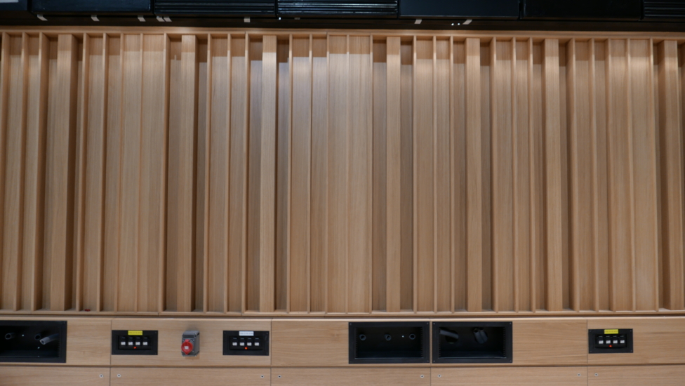 L1018130 studio 106