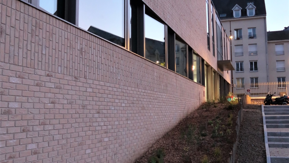 Maison de quartier Versailles - chassis incliné façade